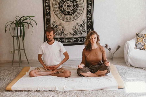 Online vs In-Person Meditation Yoga Training: Your Best Fit